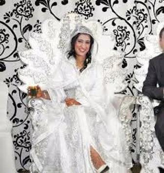 أخيرا دنيا بوطازوت هداها الله وراتناعلى ألبوم صور زفافها4