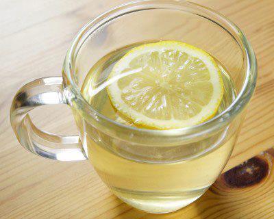 فوائد شرب كأس من الماء الدافئ مع الليمون صباحا