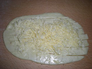 بريوش تركي على شكل وردة محشي بالجبن 2