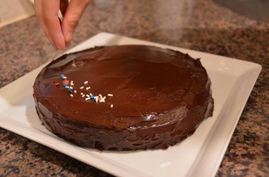 كيكة شوكولا رطبة وهشة مزينة بالجناش9