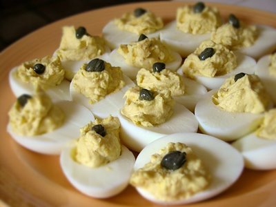 البيض المسلوق معمر بالبصل و المايونيز