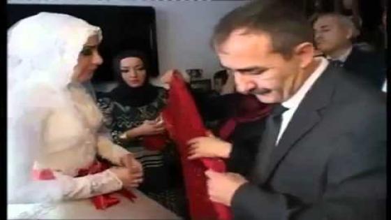 مؤثرة جدا عروس لحظة خروجها من بيت والدها