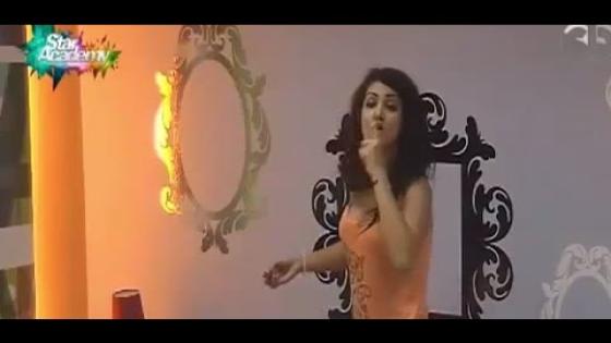 ابتسام تسكت ترسم القلوب بأحمر الشفاه على وجوه طلبة ستار أكاديمي