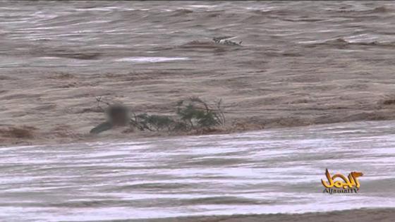 فيديو مرعب أثناء دهم السيول الجارفة لبعض الناس في وادي تالمعدرت