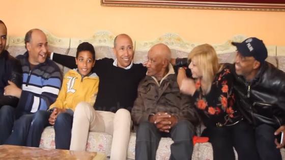 حصري..لحظة الصلح بين الأسطورة عويطة ووالده وسط فيلته بالبيضاء..شوفو العناق الحار بحضور زوجته