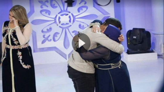 الفيديو الذي ابكى المغاربة. .عريس طانطان يهدي والدته عمرة و يقبل قدمها و فاطمة خير تستسلم لدموعها