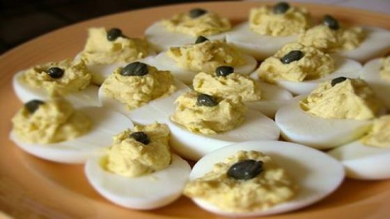 البيض المسلوق معمر بالبصل و المايونيز ساهل ماهل