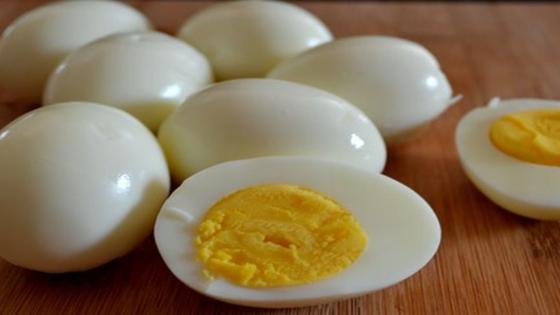 هل تعلم ماذا يحدث للجسم عند المداومة على تناول البيض يومياً؟
