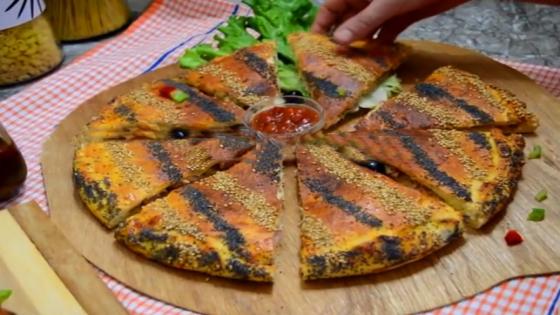 بيتزا كالزون pizza calzone بحشوتين مختلفتين سهلة ولذيذة