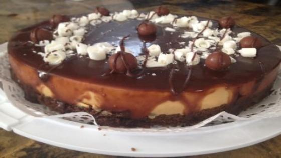 طورطة باردة القاعدة بكيكة الكوكوت وغيرت التزيين كتجي لذييذة ومنعشة