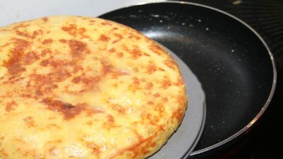 تحضير طورطية بالبطاطس في المقلاة