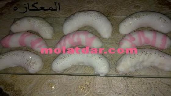 ثلاث اشكال حلويات مختلفة بعجينة وحدة