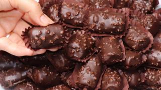 حلوى بالبسكويت واصفر بيضة مزينة بالشكلاط الاسود والكاوكاو