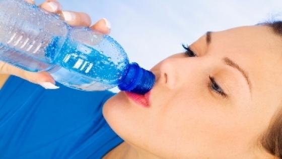 حيل تشجعك على الإكثار من شرب المياه بانتظام