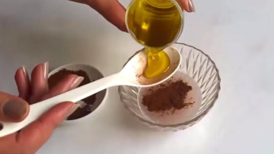 خلطة القرفة والبصل تساعد على انبات الشعر في مقدمة الراس والحد من التساقط