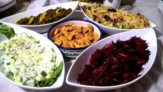 سلطات صيفية متنوعة ومغذية بالباربا الخيار والياغورت