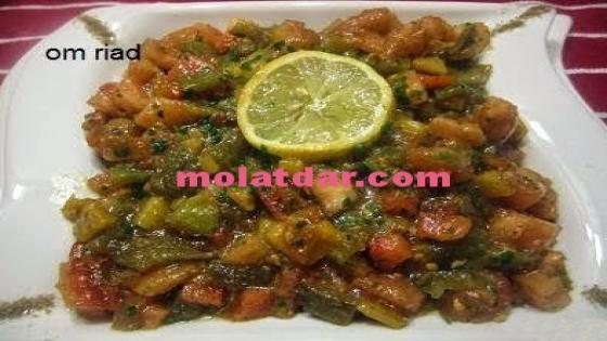 سلطة الطماطم والفلفل بالكامون وزيت الزيتون