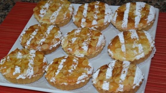 طورطات صغار حلوين بكريمة اللوز بعجين ناجحة