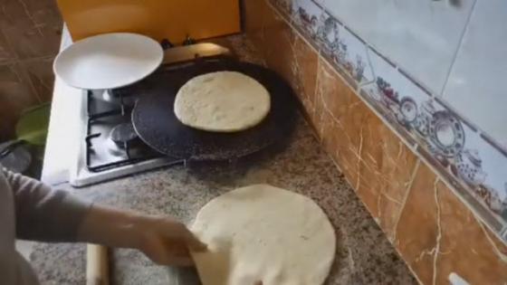عجينة البيتزا لي كنصايب فالمقلاة بدون أي مجهود و النتيجة رائعة