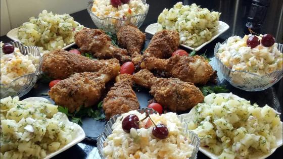 فخيذات الدجاج بالأعشاب المنسمة و سلطة أرز بالفواكه للغذاء