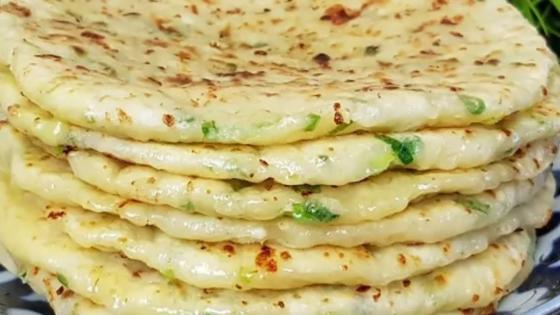 فطائر الحليب الياغورت والبصل الأخضر سهلة ولذيذة للفطور أو اللمجة