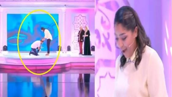 أمام استغراب حضور برنامج لالة لعروسة.. حميد ينحني أمام الجميع ليقبل قدمي زوجته !!