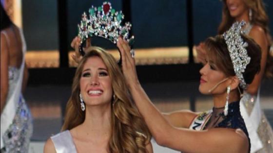 مشهد يحبس الأنفاس.. اشتعال النيران في تاج ملكة جمال السلفادور