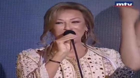 نزهة الركراكي تستلم جائزة أفضل أغنية مغربية بالنيابة عن ابنها سعد لمجرد