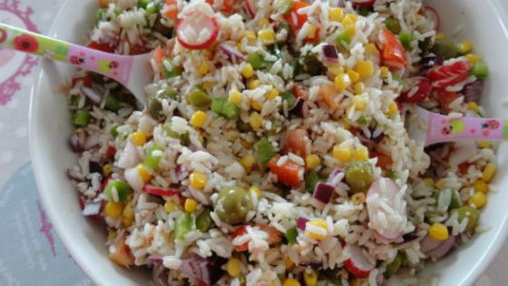 واحد السر كنديرو فالسلطة ديال الارز كيخليها تجي بنيينة ومختلفة ولي ذاقها كيبغي يعرف باش مصايبة